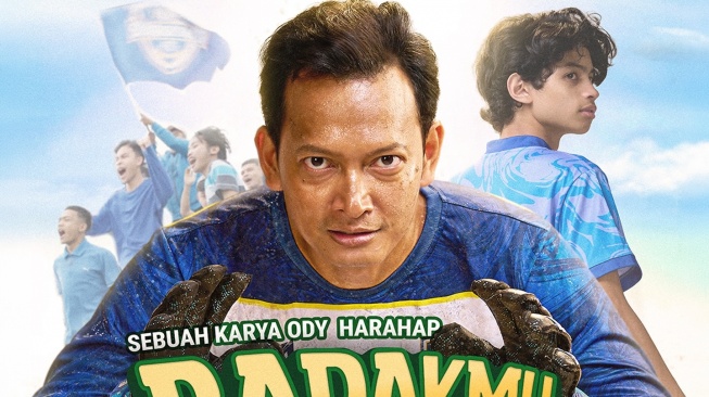 Hubungan Anak Laki-Laki dan Ayah Jarang Dekat? Bapakmu Kiper Angkat Kisah Nyata yang Relate Banget