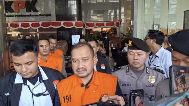 Bupati Pemalang Anom Widiyantoro resmi menyandang status tersangka dan mengenakan rompi tahanan KPK. [Suara.com/Dea]