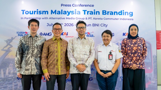(ki-ka): Board of Chief AMG, Gigain Widjaja - Chief Executive Officer AMG, Davy Makimian - Charge d’Affaires Kedutaan Besar Malaysia di RI, Farzamie Sarkawi - Corporate Secretary Vice President KAI Commuter, Karina Amanda, Deputy Director Tourism Malaysia, Jakarta Siti Hajar Mohd Yunus. [Handout]