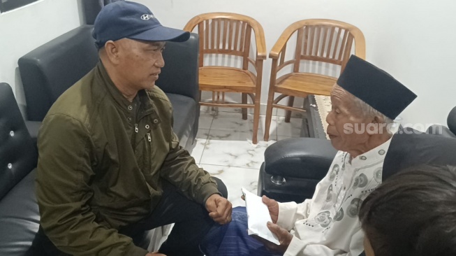 Perwakilan dari Jakarta (jaket hijau) saat memberikan uang santunan kepada keluarga Sutrimo di Desa Wlahar, Kecamatan Wangon, Kabupaten Banyumas. (Ist)