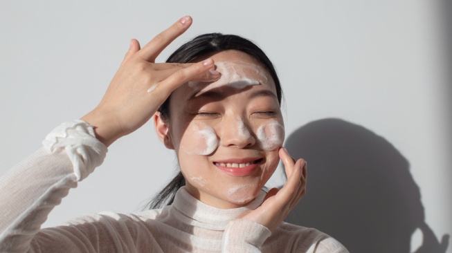 7 Cara Double Cleansing yang Benar untuk Kulit Berjerawat