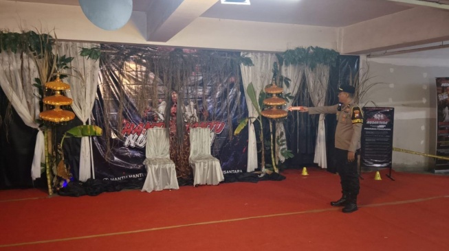 Tewas Usai Uji Nyali: Detik-Detik Tragis Perempuan Tulungagung Ambruk di Depan Rumah Hantu