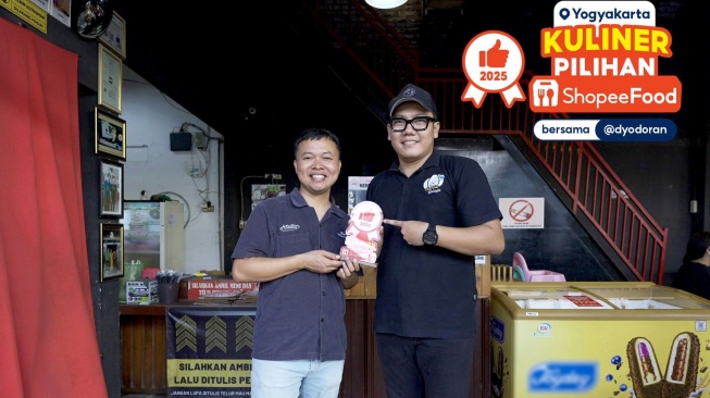 Dyodoran (kiri) bersama Ihsan, pemilik Nasi Telur Bahagia (kanan). (Dok: Pribadi)