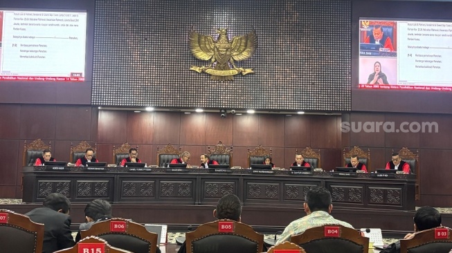 Resmi, MK Larang Program MBG Pakai 20 Persen Anggaran Pendidikan