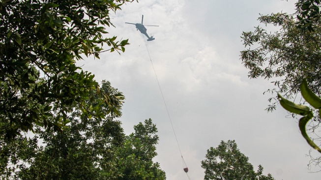 Sebuah helikopter melakukan pemadaman kebakaran lahan gambut di Kelurahan Kameloh Baru, Palangka Raya, Kalimantan Tengah, Rabu (29/7/2026). [ANTARA FOTO/Auliya Rahman/wsj]