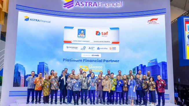 Foto bersama Presiden Komisaris Astra Prijono Sugiarto, Presiden Direktur Astra Rudy  bersama Pimpinan OJK, Direksi, Executive In Charge, dan Eksekutif Astra. Mencerminkan  sinergi ekosistem Astra dan OJK untuk mendorong industri otomotif serta peningkatan literasi  dan inklusi keuangan di Indonesia pada Rabu (29/7). [Handout]
