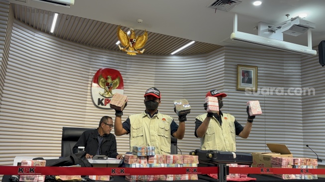 KPK mengamankan barang bukti bernilai total Rp 2,7 miliar dalam OTT Bupati Pemalang. (Suara.com/Dea)