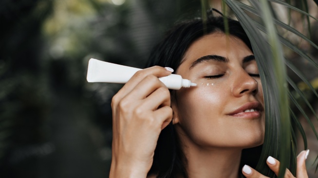 5 Sunscreen Anti Aging Terbaik untuk Mencegah Kerutan di Usia 30-an sesuai Review dan Harga
