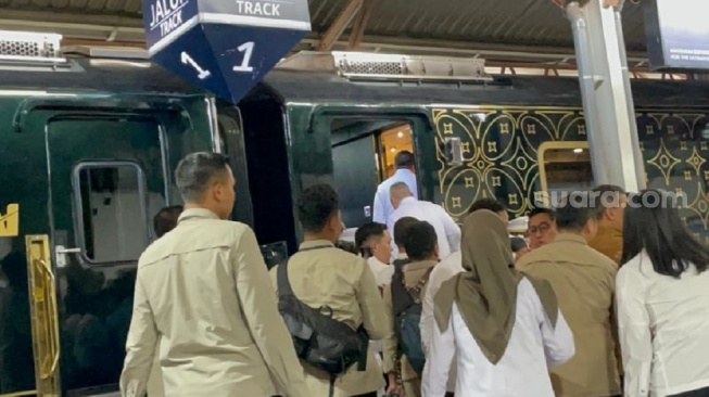 Prabowo Jajal Perdana KA Nusantara Explorer. (Suara.com/Novian)