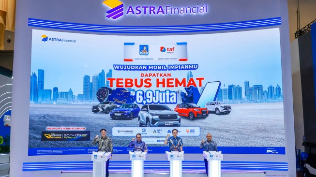 (kiri ke kanan) Presiden Direktur Astra Rudy, Kepala Eksekutif Pengawas Lembaga  Pembiayaan, Perusahaan Modal Ventura, Lembaga Keuangan Mikro, dan Lembaga Jasa  Keuangan Lainnya merangkap Anggota Dewan Komisioner Otoritas Jasa Keuangan (OJK) Agusman, Presiden Komisaris Astra Prijono Sugiarto, dan Direktur Astra dan Director InCharge Astra Financial Siswadi. [Handout]