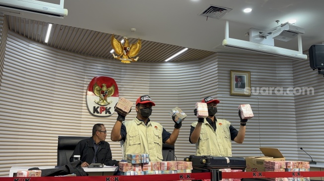 KPK mengamankan barang bukti bernilai total Rp 2,7 miliar dalam OTT Bupati Pemalang. (Suara.com/Dea)