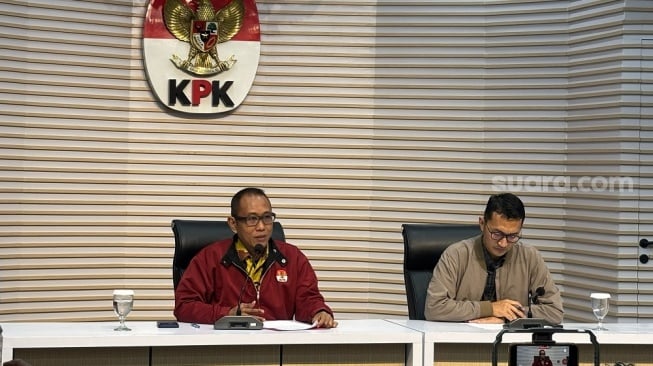 Akal-akalan Komisi Fiktif Asuransi Pelni Rp15,6 Miliar, 4 Petinggi Resmi Pakai Rompi Oranye KPK