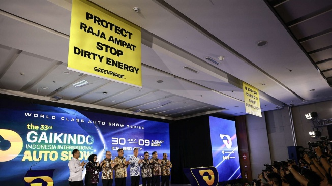 Protes Tambang Nikel Raja Ampat, Aktivis Greenpeace Bentangkan Spanduk di Pembukaan GIIAS 2026