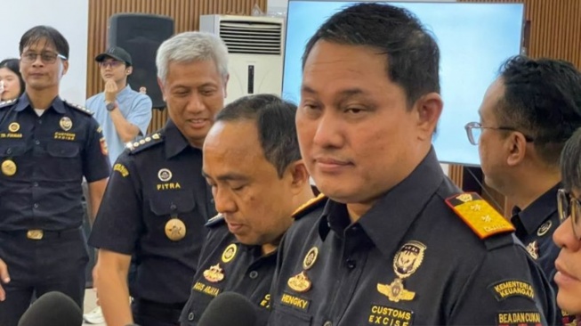 Kepala Kantor Bea Cukai Soekarno-Hatta, Hengky Tomuan Parlindungan Aritonang memberikan keterangan kepada awak media atas ungkap penyelundupan narkoba di Bandara Soekarno-Hatta (Soetta), Tangerang, Banten pada Jumat (31/7/2026). (ANTARA/Azmi Samsul M)