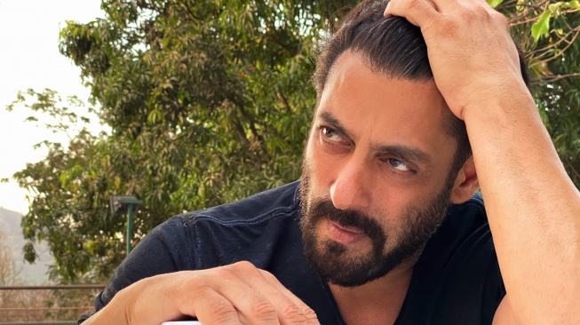 Salman Khan Diduga Melakukan Prosedur Perawatan Rambut Ilegal