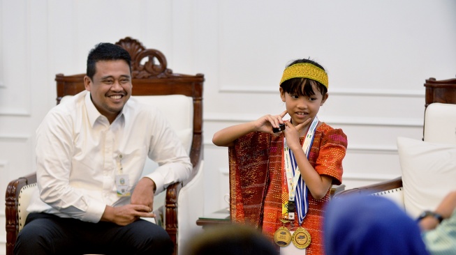 Siswi SD Peraih Emas Olimpiade Asia Dihadiahi Rumah hingga Beasiswa oleh Gubernur Bobby