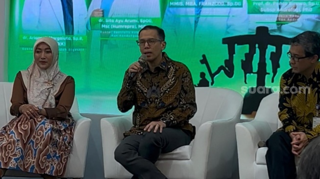 Dokter Spesialis Obstetri dan Ginekologi sekaligus Presiden Komisaris PT Bundamedik Tbk, Dr. dr. Ivan Rizal Sini. [Suara.com/Dini Afrianti]