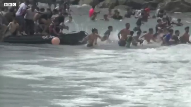 Spanyol mengerahkan militer ke Ceuta setelah ribuan migran menerobos perbatasan dan belasan orang tewas.(BBC)