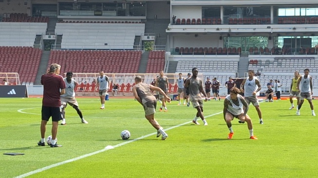Pemain anyar Aston Villa Alejandro Garmacho berlatih di Stadiom GBK, Jakarta, Jumat (31/6/2026) siang. (Suara.com/Adie Prasetyo Nugraha).