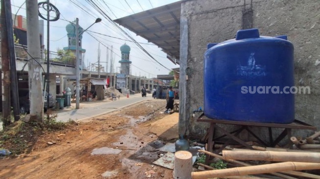 Sebanyak sepuluh titik di Kelurahan Keranggan dan Serpong kini krisis air bersih yang memaksa ratusan kepala keluarga bergantung sepenuhnya pada bantuan armada tangki. (Suara.com/ Cornelius Juan Prawira)