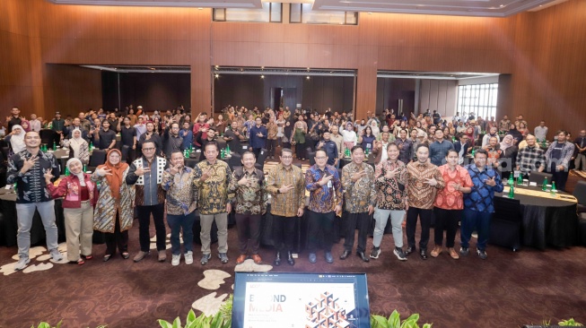 Menteri Ekonomi Kreatif (Menkraf) Teuku Riefky Harsya, Provinsi Jawa Timur Adhy Karyono, CEO Suara.com Suwarjono dan CEO Berita Jatim Dwi Eko Lokononto bersama seluruh narasumber dana peserta foto bersama saat gelaran Jatim Media Summit 2026 di Whiz Hotel, Surabaya, Kamis (30/7/2026). [Suara.com/Alfian Winanto]