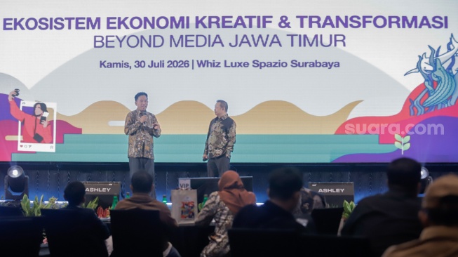 CEO Suara.com Suwarjono (kiri) dan CEO Berita Jatim Dwi Eko Lokononto (kanan) memberikan closing remarks saat menutup gelaran Jatim Media Summit 2026 di Whiz Hotel, Surabaya, Kamis (30/7/2026). [Suara.com/Alfian Winanto]