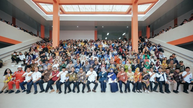 Pembukaan MPLS, Orang Tua Siswa Terharu Anaknya Masuk Sekolah Rakyat