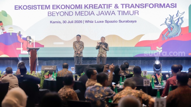 CEO Suara.com Suwarjono (kiri) dan CEO Berita Jatim Dwi Eko Lokononto (kanan) memberikan sambuta saat gelaran Jatim Media Summit 2026 di Whiz Hotel, Surabaya, Kamis (30/7/2026). [Suara.com/Alfian Winanto]