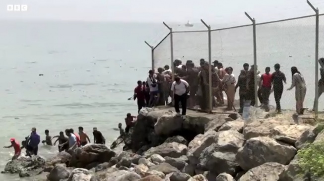 Spanyol mengerahkan militer ke Ceuta setelah ribuan migran menerobos perbatasan dan belasan orang tewas. (BBC)