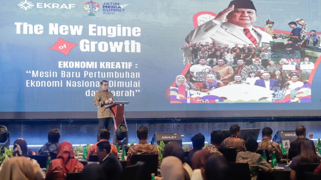 Menteri Ekonomi Kreatif (Menkraf) Teuku Riefky Harsya membarikan Keynote Speech saat gelaran Jatim Media Summit 2026 di Whiz Hotel, Surabaya, Kamis (30/7/2026). [Suara.com/Alfian Winanto]
