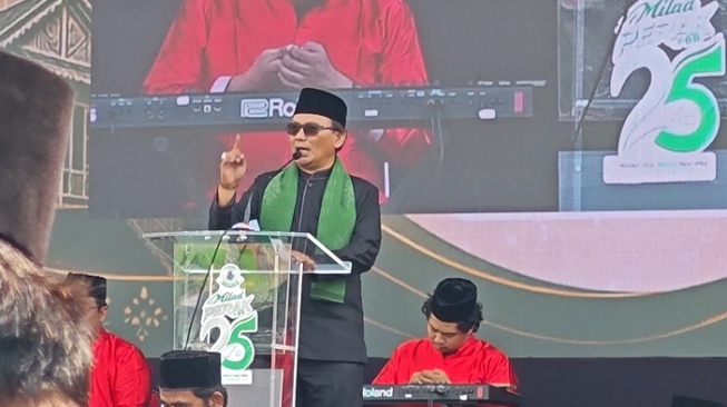 Imam Besar FBR Lutfi Hakim berpidato di peringatan Milad ke-25 Forum Betawi Rempug (FBR) di Area Parkir C3 Kemayoran, Jakarta Pusat, Sabtu (1/8/2026). [Suara.com/Adiyoga]