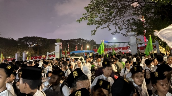 Sejumlah peserta memadati acara Zikir dan Doa Kebangsaan di kawasan Monumen Nasional (Monas), Jakarta Pusat, Sabtu (1/8/2026) malam. [Suara.com/Dea]