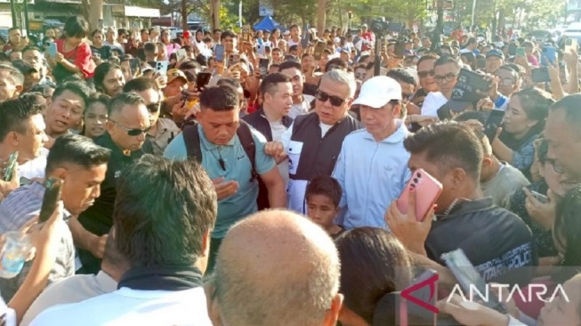 Jokowi saat berada dalam kerumunan warga di Kota Kupang, Sabtu (1/8/2026).