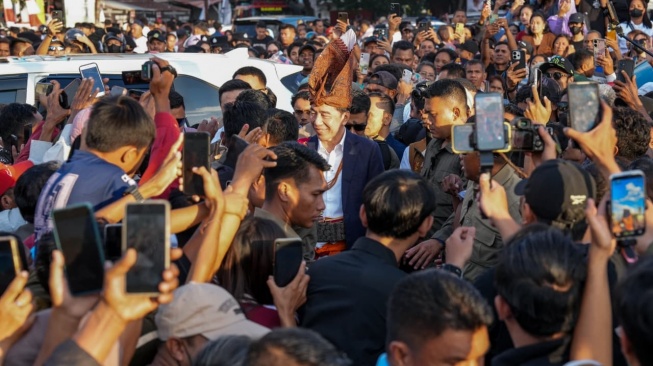 Jokowi Dinobatkan Jadi Sesepuh Raja-raja Timor, Ribuan Warga Kupang Berebut Abadikan Momen