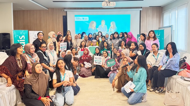 Peserta Sequis SHEPRENEUR Learning Series berfoto bersama usai mengikuti sesi literasi keuangan  mengenai perlindungan data pribadi dan pemanfaatan creator economy di Jakarta, Selasa (28/7/2026). [Handout]
