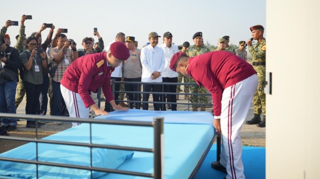 Menteri Sosial Saifullah Yusuf dan Wamensos Agus Jabo Priyono menyaksikan keterampilan Taruna Bhakti di Lanud Adi Sutijpto, Yogyakarta. (Dok: Kemensos)