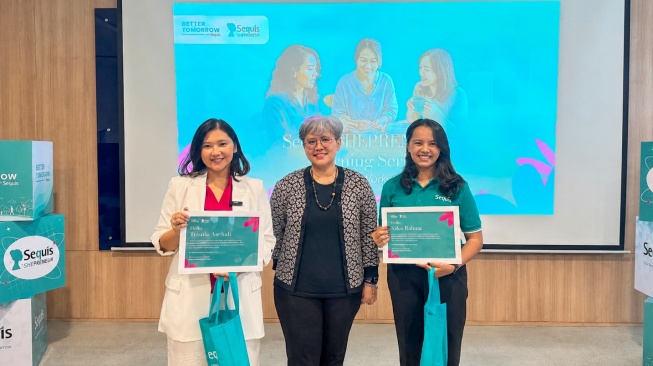 Apresiasi dari Sequis Life kepada narasumber Entrepreneur Professional Consultant Trisnia Anchali  Kardia dan Data Protection Officer Sequis Life Atika Rahma atas kontribusinya dalam Sequis SHEPRENEUR Learning Series di Jakarta, Selasa (28/7/2026). [Handout]