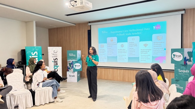 Data Protection Officer Sequis Life Atika Rahma, menyampaikan materi "Protect Your Data, Protect Your Future" pada Sequis SHEPRENEUR Learning Series di Jakarta, Selasa (28/7/2026). [Handout]