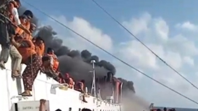 Kebakaran KMP Mutiara Sentosa 2, Kapal-kapal Dikerahkan Evakuasi Penumpang