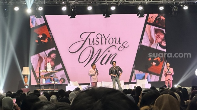 Aktor sekaligus penyanyi asal Thailand, Win Metawin, sukses menggelar fan meeting bertajuk JUST YOU AND WIN di Balai Kartika Expo Center, Jakarta, pada Sabtu, 1 Agustus 2026. [Suara.com/Sumarni]