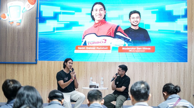 Sean Gelael membagikan rahasia endurance, mental, dan performa mesin balap di GIIAS 2026. Komunitas otomotif juga berkesempatan menjajal Sirkuit Mandalika. [Dok. Istimewa]