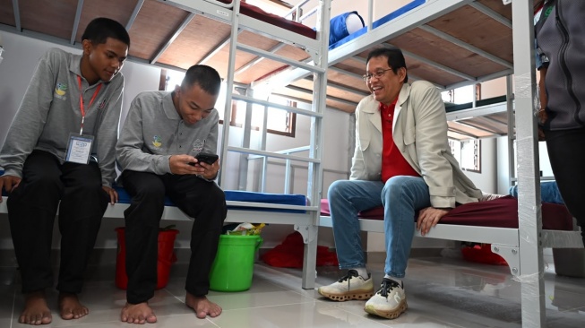 Menteri Keuangan Purbaya Yudhi Sadewa meninjau proyek Sekolah Rakyat Terintegrasi 2 Kota Surabaya pada Sabtu (1/8/2026). [Dok. Kemenkeu]