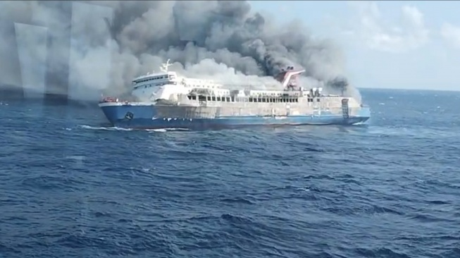  Insiden kebakaran yang menimpa KM Mutiara Sentosa II di perairan Laut Jawa, Minggu (2/8/2026). [Tangkapan Layar]