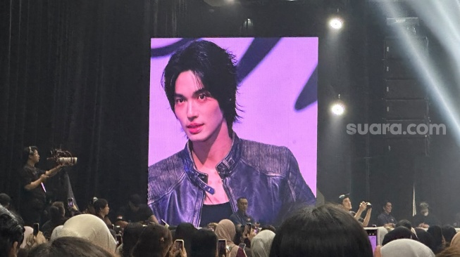 Aktor sekaligus penyanyi asal Thailand, Win Metawin, sukses menggelar fan meeting bertajuk JUST YOU AND WIN di Balai Kartika Expo Center, Jakarta, pada Sabtu, 1 Agustus 2026. [Suara.com/Sumarni]