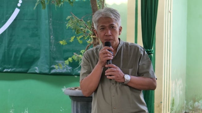 Sekretaris Daerah (Sekda) Kabupaten Sleman Abu Bakar memberikan sambutan dalam Gerakan Menggemparkan Pasar Rakyat (GEMPAR) di Pasar Ngijon pada Minggu, 2 Agustus 2026. (Suara.com/Atta)