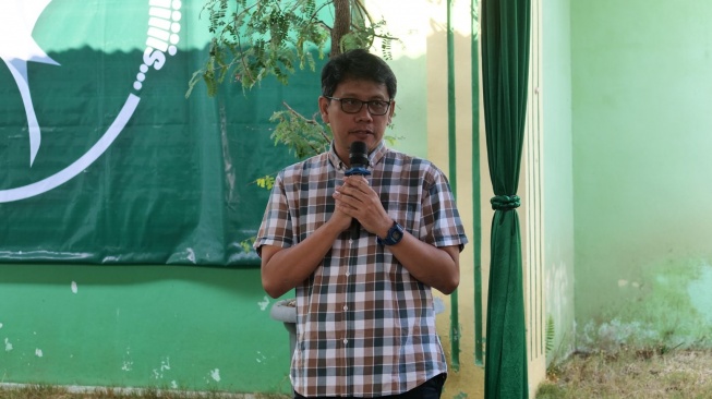 Sekretaris Dinas Perindustrian dan Perdagangan (Disperindag) Kabupaten Sleman Aris Herbandang memberikan sambutan acara GEMPAR di Pasar Ngijon pada Minggu, 2 Agustus 2026. (Suara.com/Atta)