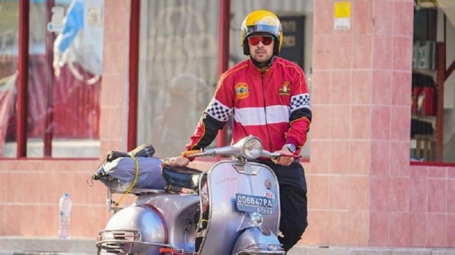Scooterist asal Makassar berfoto bersama Vespa kesayangan sebelum dikirim menggunakan KM Mutiara Sentosa II. Sebanyak 22 unit Vespa milik komunitas tersebut ikut hangus terbakar saat kapal mengalami kebakaran di perairan Madura [SuaraSulsel.id/Istimewa]