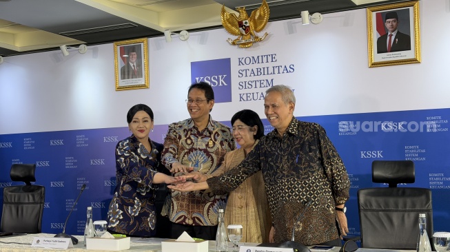 (Kiri-kanan) Ketua Dewan Komisioner OJK, Friderica Widyasari Dewi, Menteri Keuangan Purbaya Yudhi Sadewa, Pejabat Gubernur BI sementara (PGS) Destry Damayanti, dan Ketua Dewan Komisioner LPS Anggito Abimanyu dalam konferensi pers Komite Stabilitas Sistem Keuangan (KSSK) di Kantor LPS, Jakarta, Senin (3/8/2026). [Suara.com/Dicky Prastya]