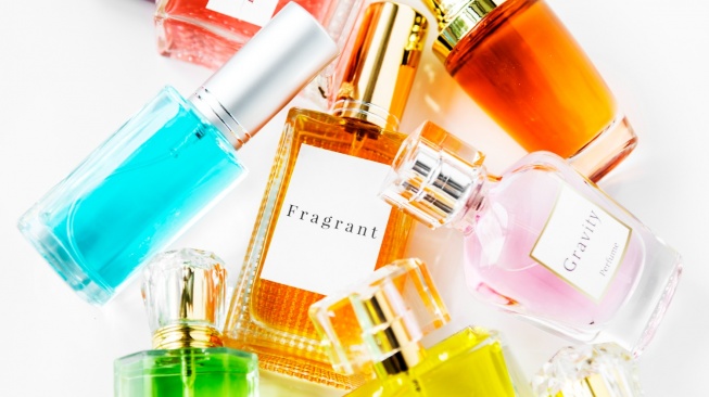 7 Perbedaan Parfum EDT, EDP, dan Extrait de Parfum: Daya Tahan hingga Karakter Aroma
