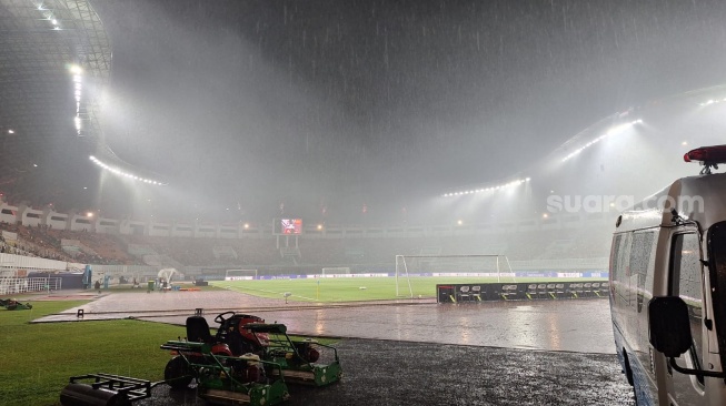 Hujan deras mengguyur Stadion Pakansari jelang pertandingan Piala AFF 2026 antara Timnas Indonesia vs Vietnam, Senin (3/8/2026) pukul 20:30 WIB [Suara.com/Adie Prasetyo Nugraha]